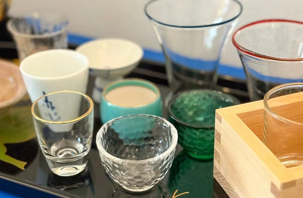 テーブルに並んだ日本酒のぐい呑みとグラス