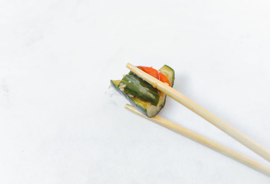 箸でつまんだきゅうりの漬物